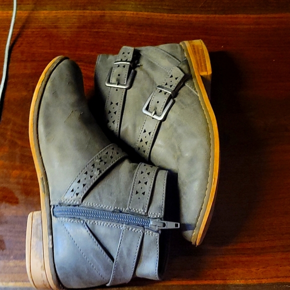 Shoes - Picture 3 of 3